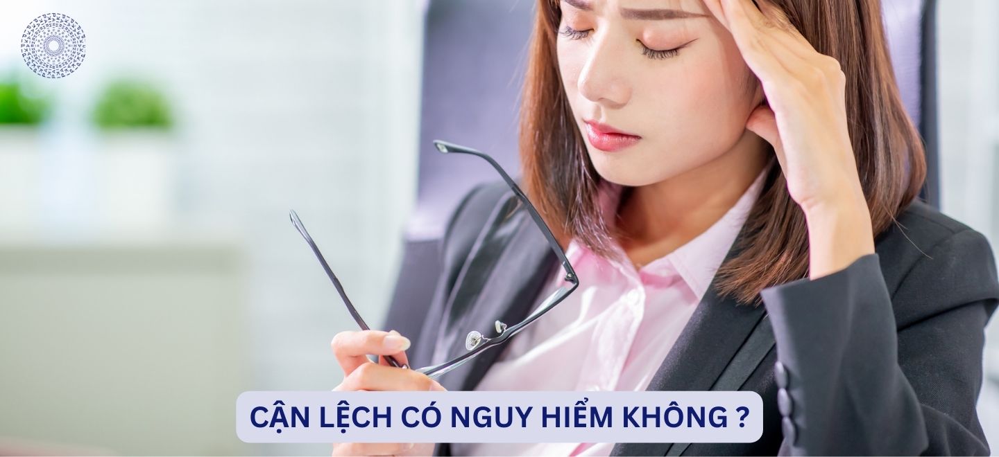 Cận Lệch Có Nguy Hiểm Không?